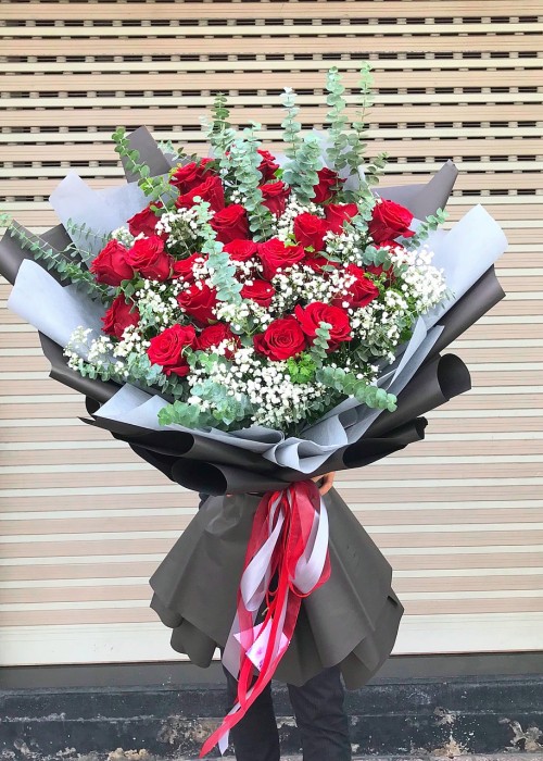 Bó hồng đỏ và babi trắng