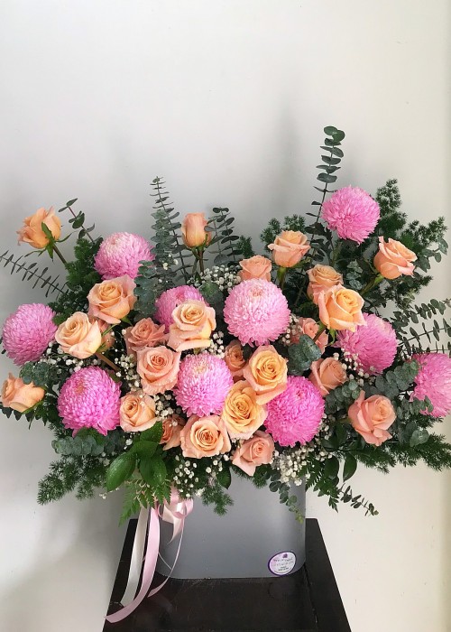 Hộp hoa hồng cam và cúc mẫu đơn hồng