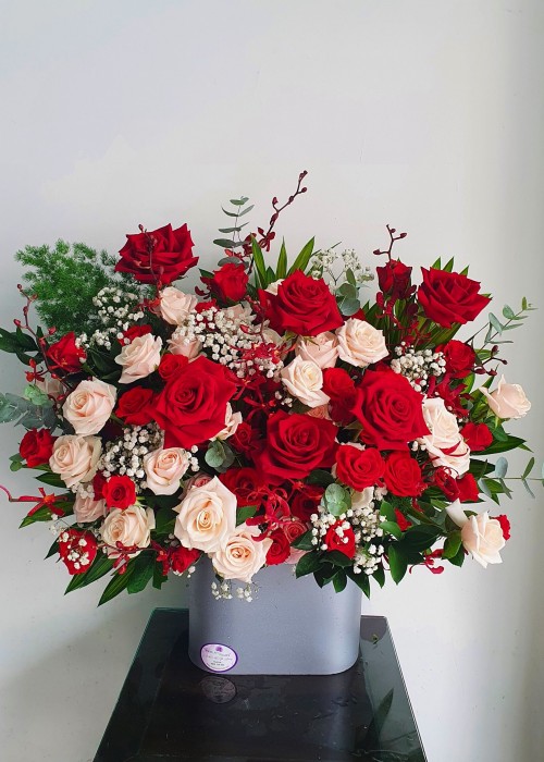 Hộp hoa hồng đỏ và hoa hồng kem