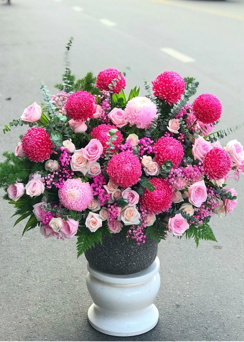 Chậu hoa hồng và cúc mẫu đơn