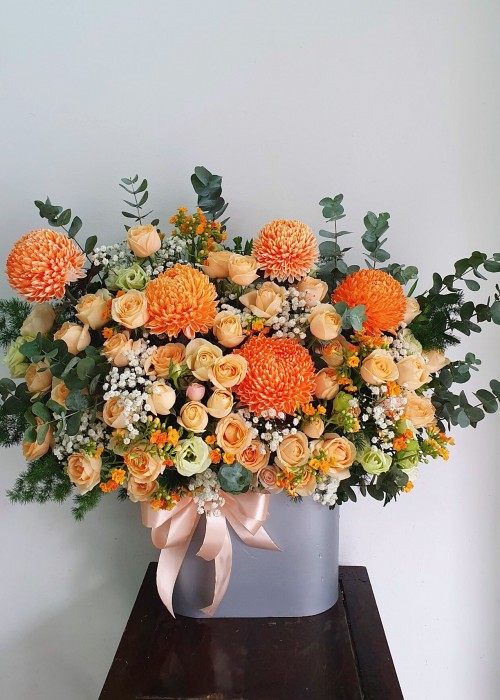 Cúc mẫu đơn cam và hoa hồng hột gà