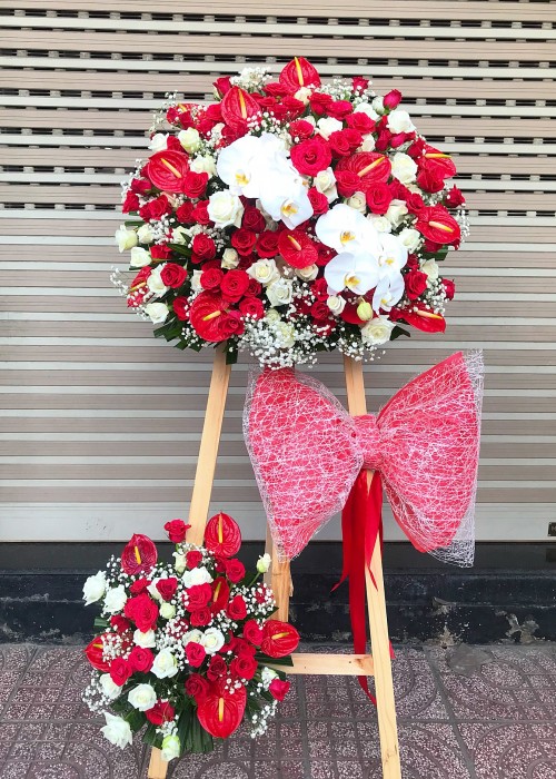 Kệ hoa hồng đỏ và lan hồ điệp trắng