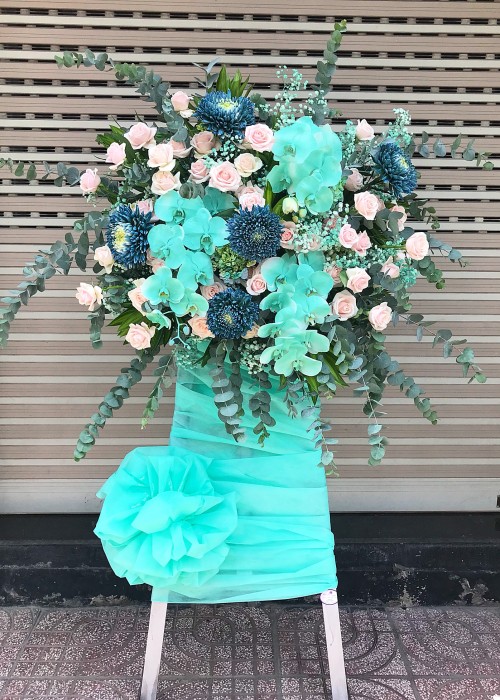 Kệ hoa hồng kem và lan hồ điệp