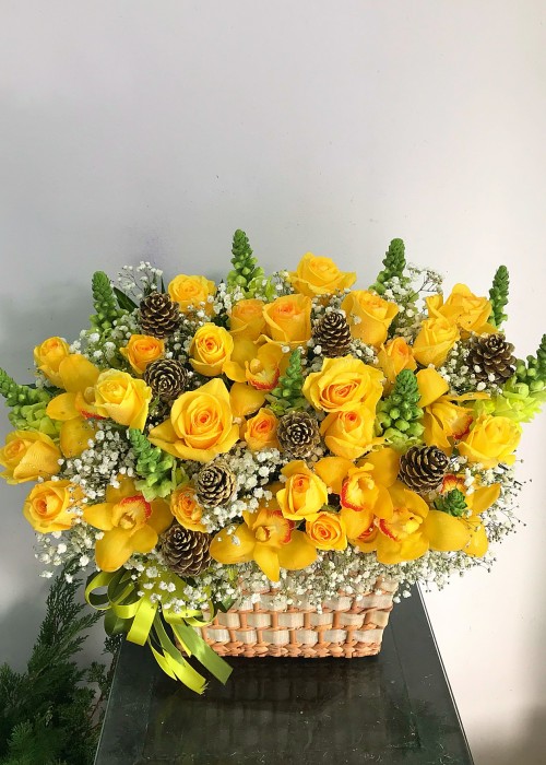 Giỏ hoa hồng vàng và địa lan vàng