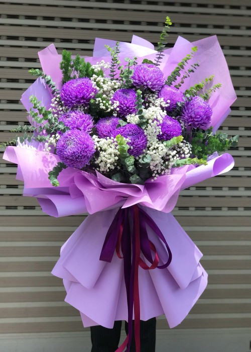 Bó cúc mẫu đơn tím và babi hà lan