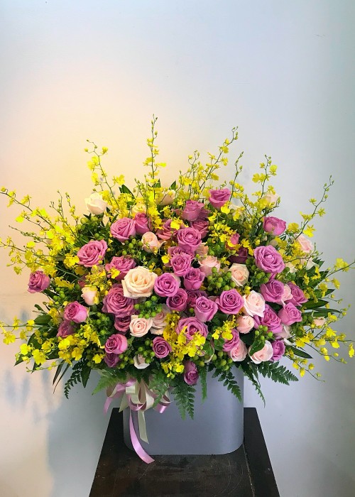 Hộp hoa hồng và hoa vũ nữ