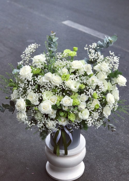 Hộp hoa tone trắng nhẹ nhàng