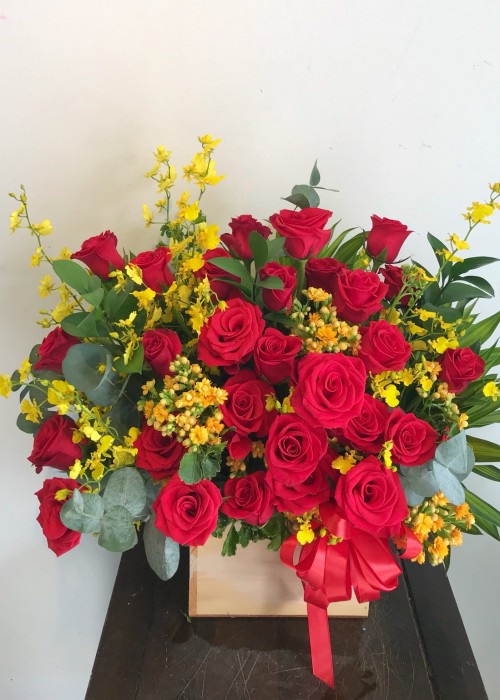 Hộp hoa hồng đỏ và vũ nữ vàng