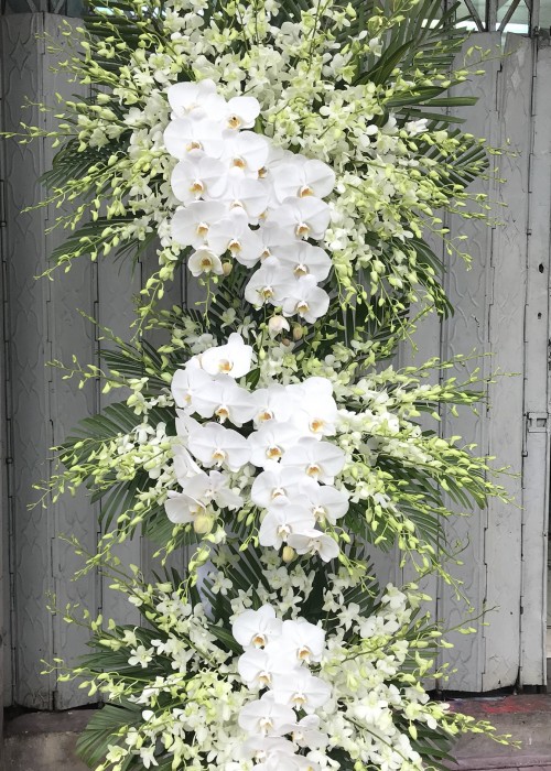 Kệ hoa viếng 3 tầng tone trắng
