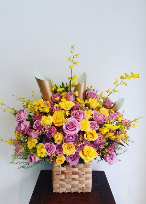 Giỏ hoa hồng tím và hoa hồng vàng