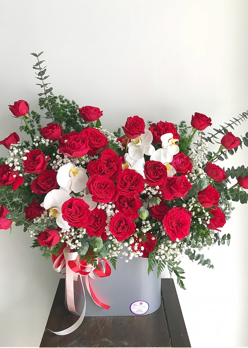 Hộp hoa hồng đỏ và lan hồ điệp