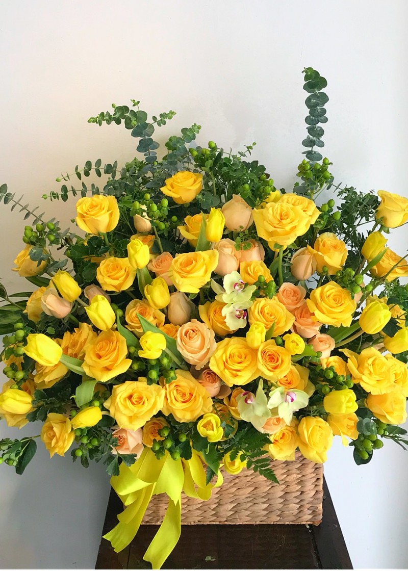 Hoa hồng vàng và hoa tulip vàng